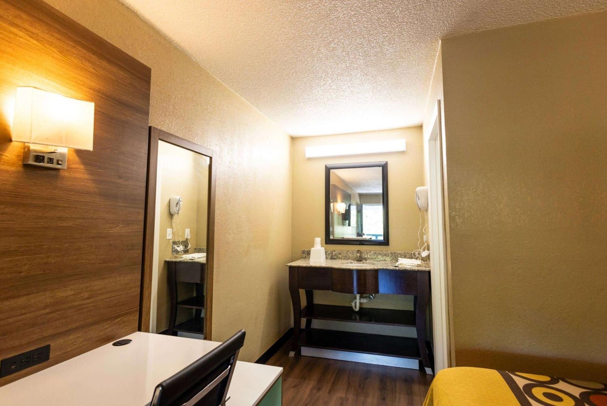 Super 8 By Wyndham Cincinnati-Springdale Oh Bagian luar foto